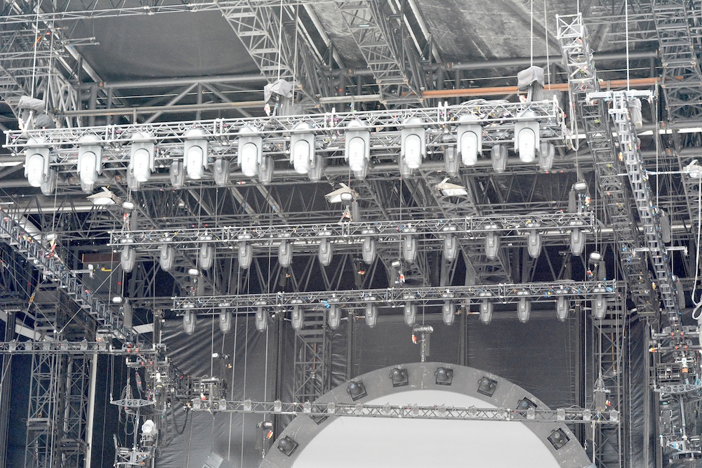 Ein Ausschnitt der Technik in der Decke der Bühne. 
