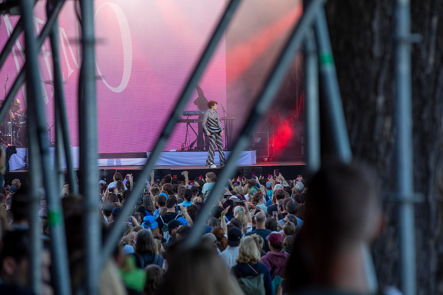 Nemo hat den ESC 2024 gewonnen ist diesen Sommer auf Festivals zu sehen.