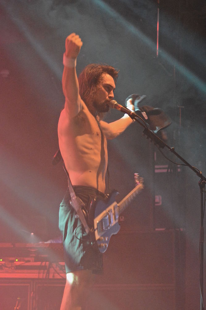 Dafür ist Gitarrist Niklas Källgren für die Posen zuständig. 