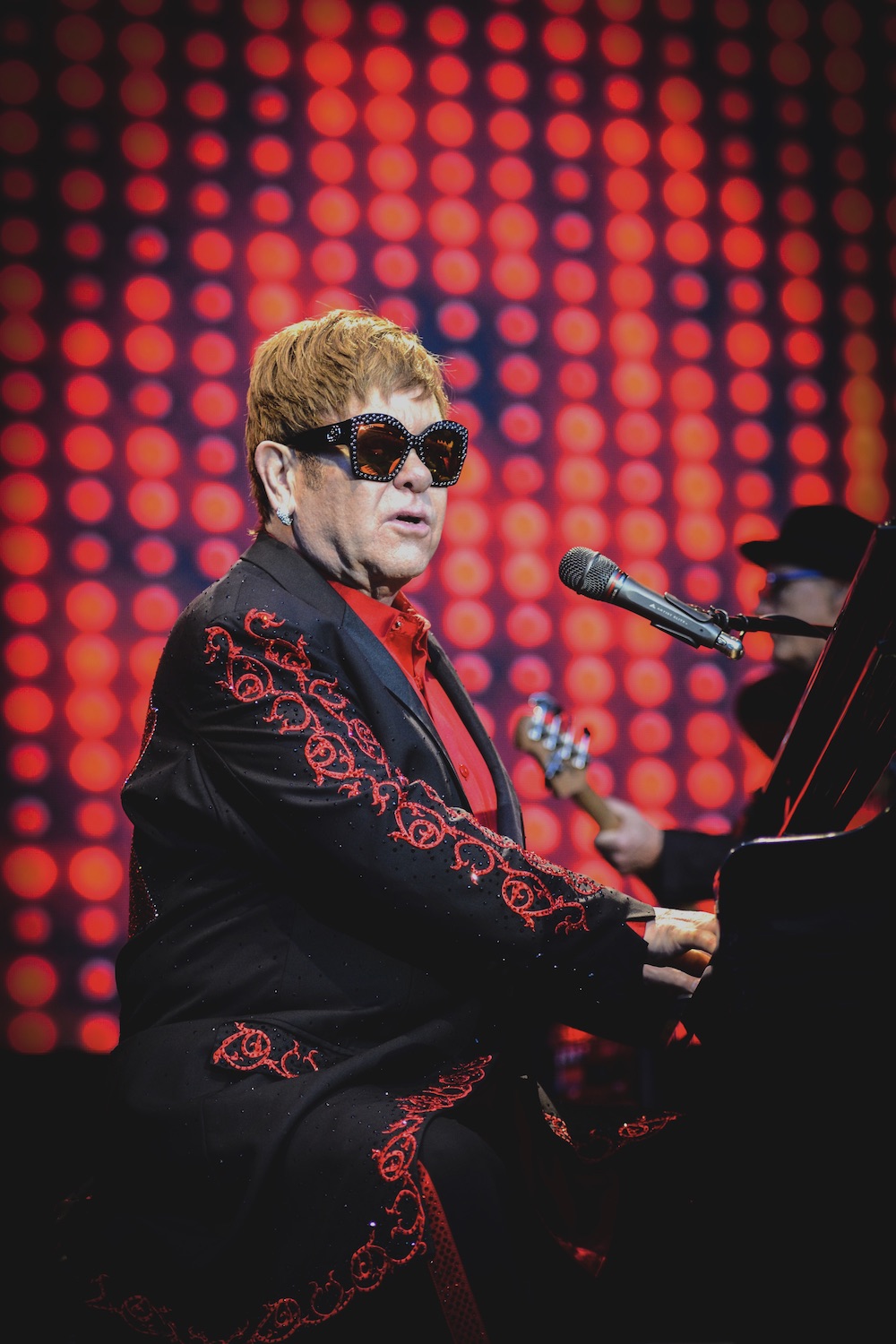 Glitzerbrille und Stickereien auf dem Jacket gehören bei Elton John dazu. 