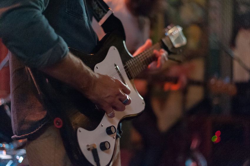 Das Gitarrenspiel begeistert die Menschen im Ellokal. 