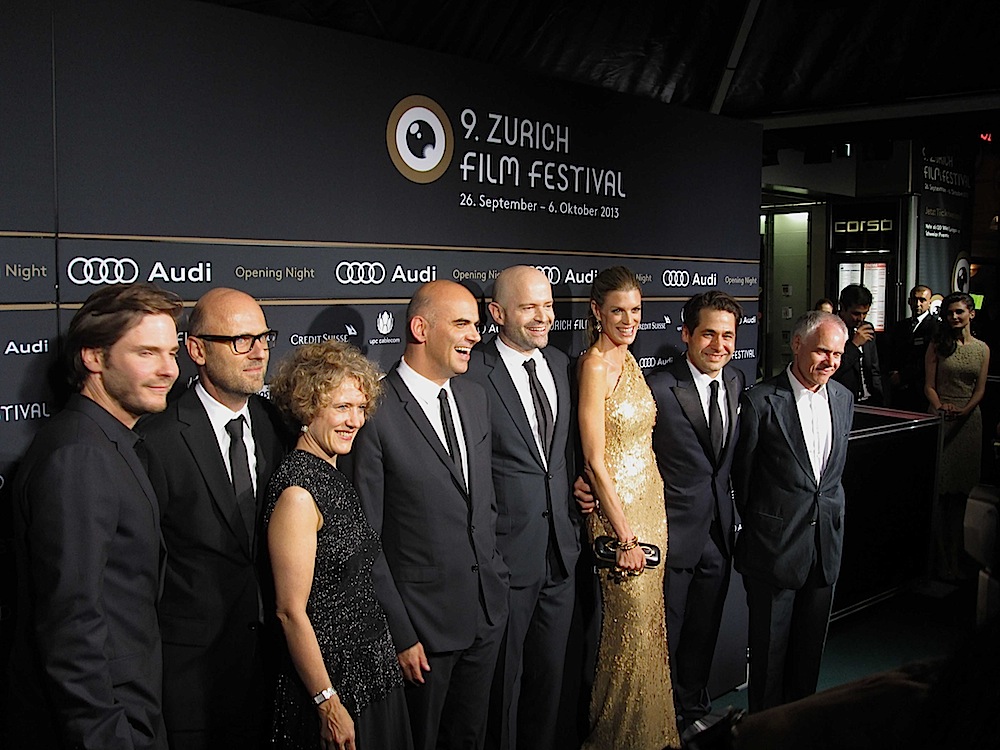 Zürcher Stadtpräsidentin Corinne Mauch (3.v.l.) neben Bundesrat Alain Berset, Marc Forster, Nadja Schildknecht, Carl Spörri und Alt-Bundesrat Moritz Leuenberger. 