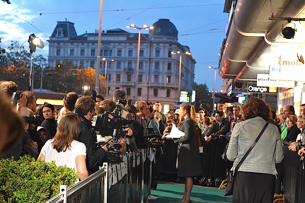 Vor dem Corso warten die Menschen, auf Ford, ...