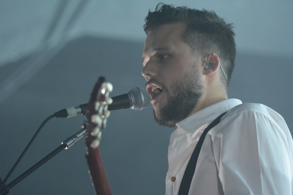 Harry McVeigh bildet die Stimme der White Lies. 