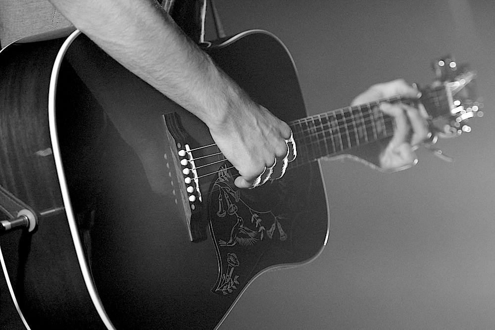 Der Brite steht nur mit einer Gitarre auf der Bühne.