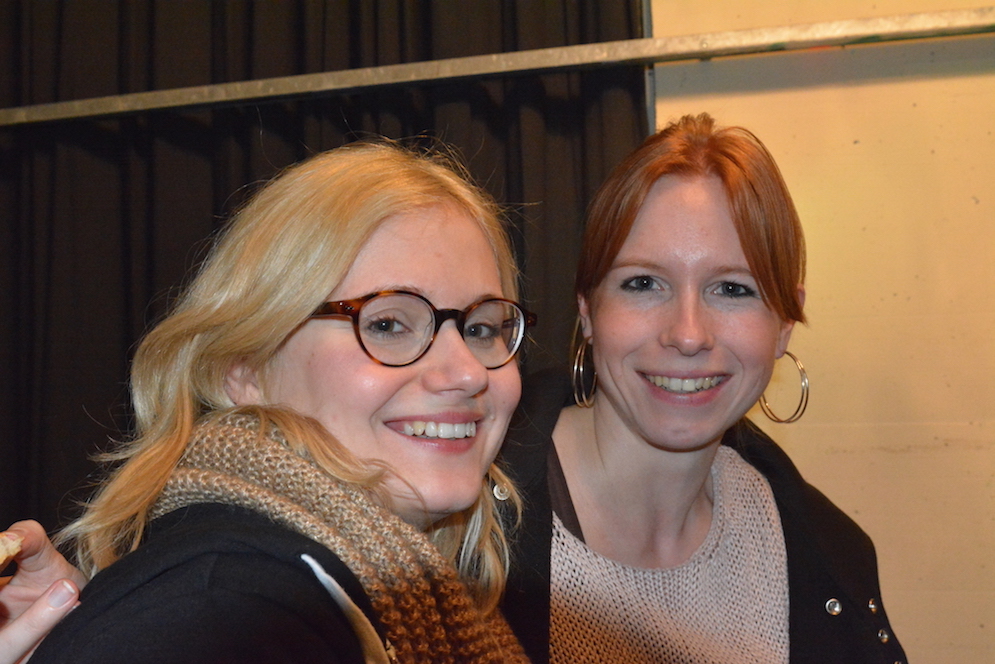 Tanja (links) und Jasmin sind in der Filmredaktion. 