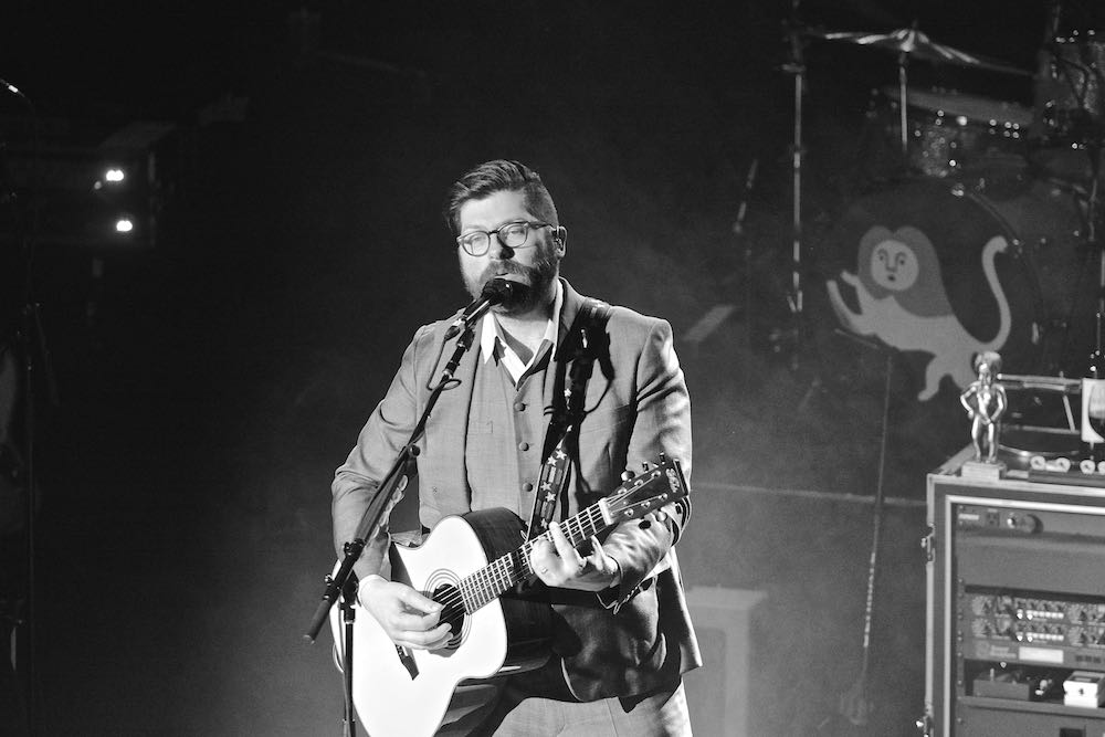 Colin Meloy eröffnet die Show ganz alleine. 