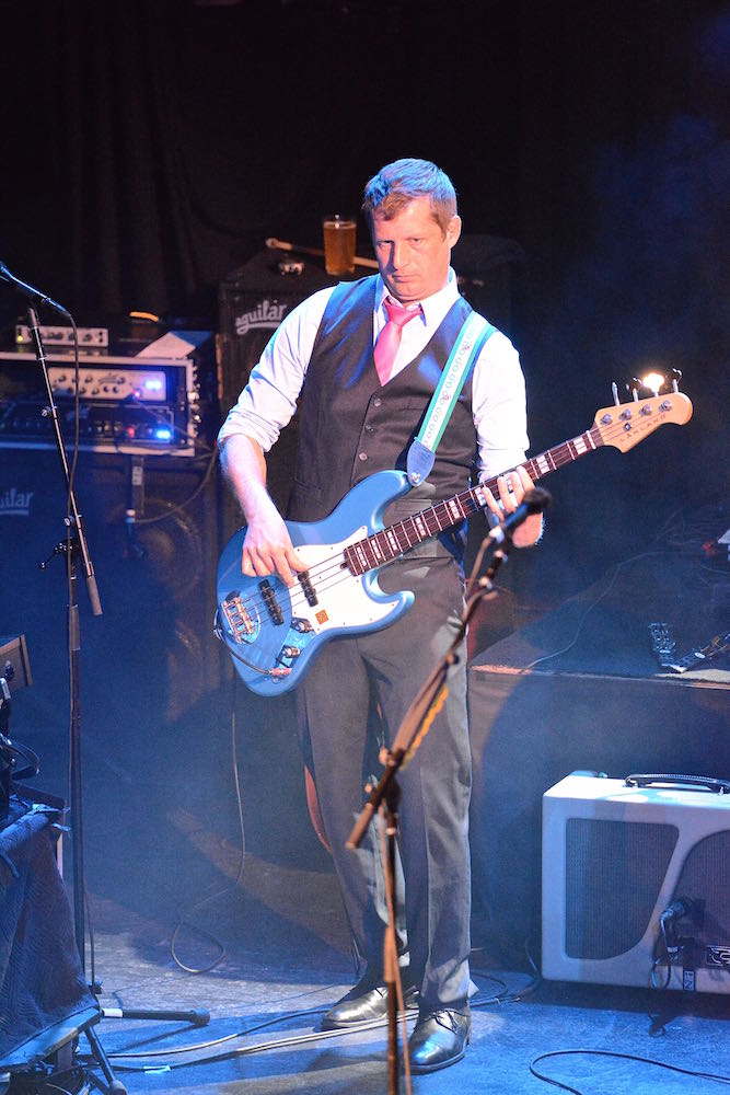 Etwa Bassist Nate Query. 