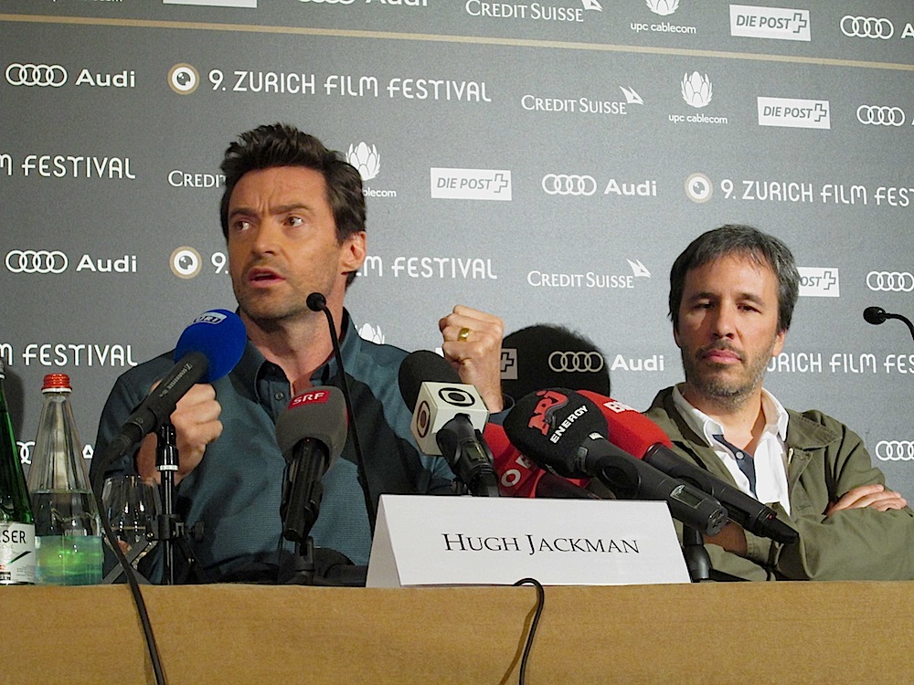 Hugh Jackman gibt den Wolverine. Daneben sitzt Regisseur Denis Villeneuve.