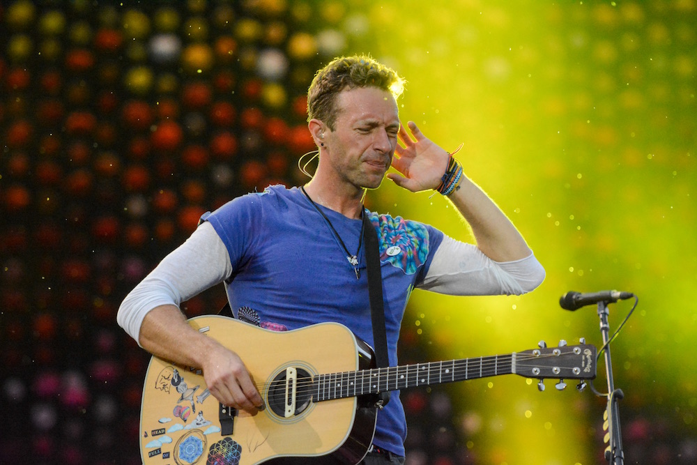 «Ich kann euch nicht hören.» Chris Martin spielt mit dem Publikum. 