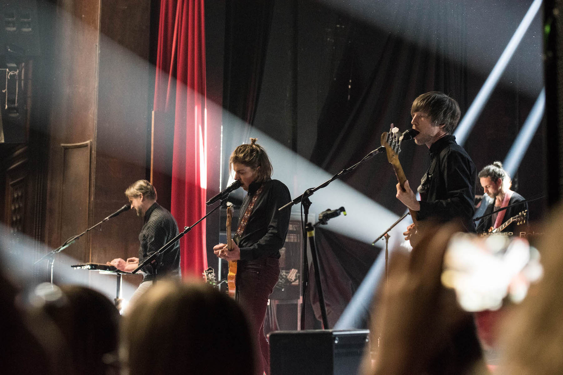 Die Band im Rücken des Songwriters. 