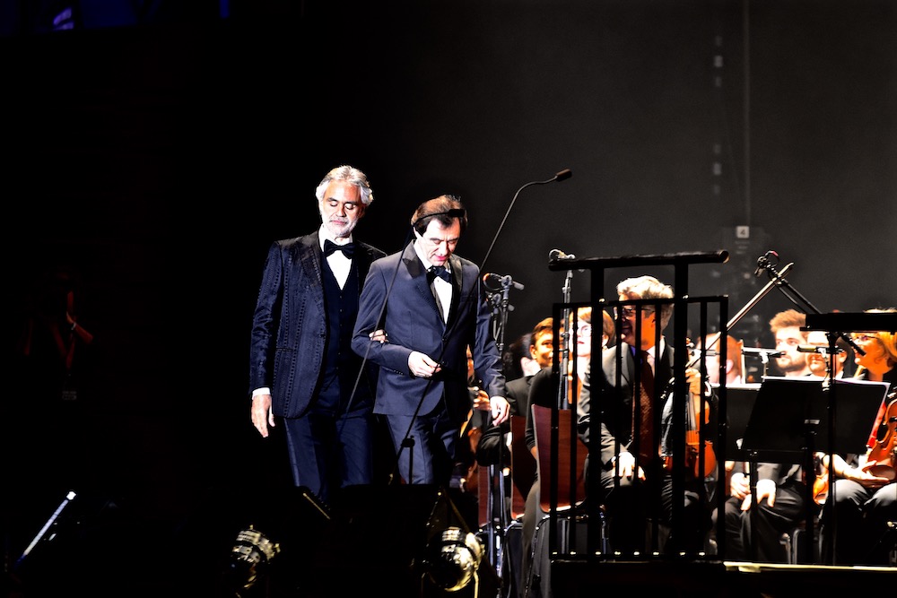 Der Tenor Andrea Bocelli betritt die Bühne. 