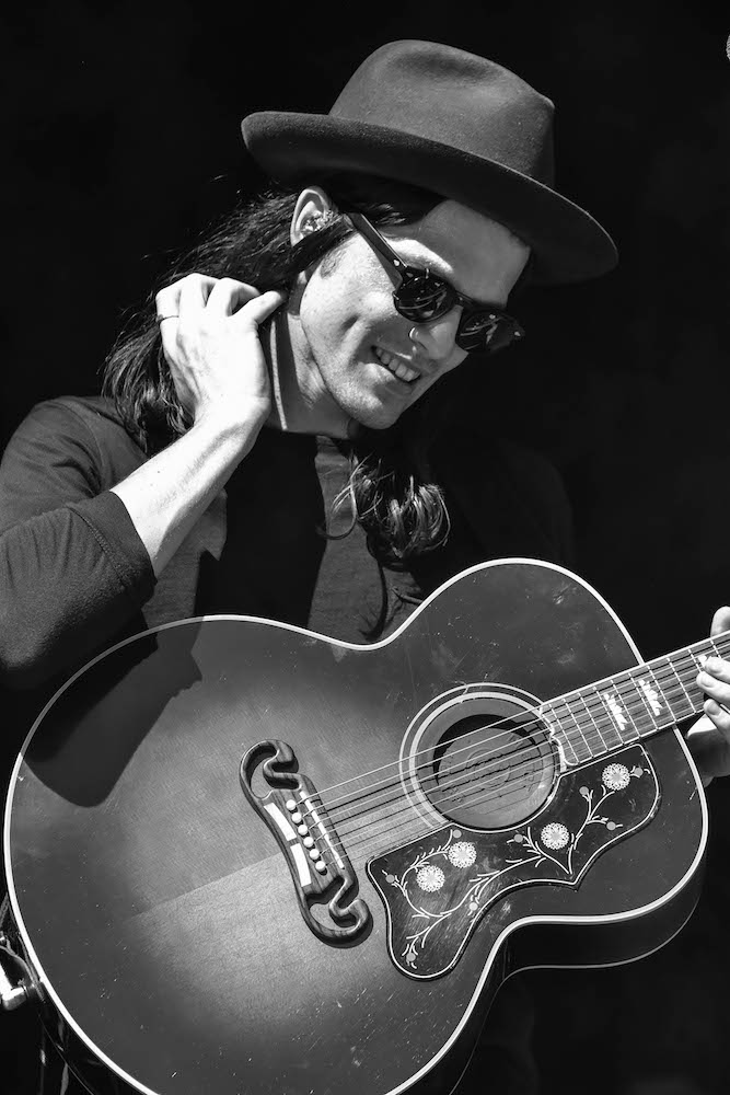 Dieser Mann braucht kaum noch vorgestellt zu werden. James Bay gehört zu den Shooting Stars der letzten Monate. 