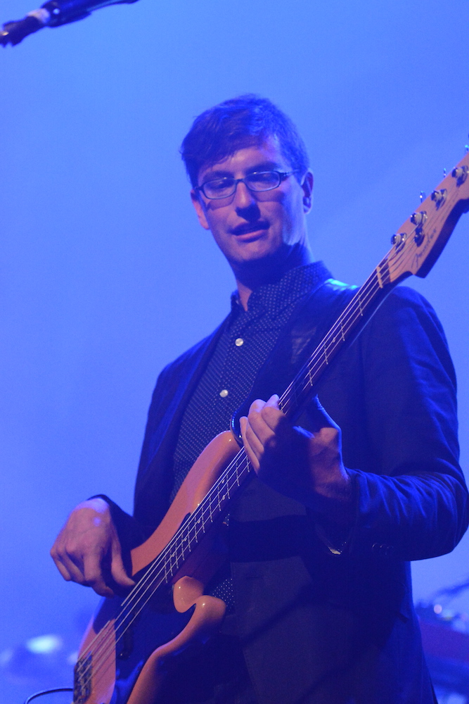 Genüsslich wird der Bass gezupft. 