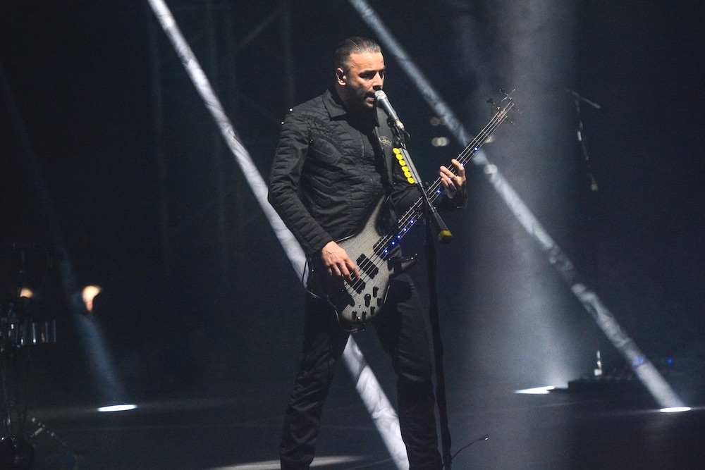 Christopher Wolstenholme am Bass. 