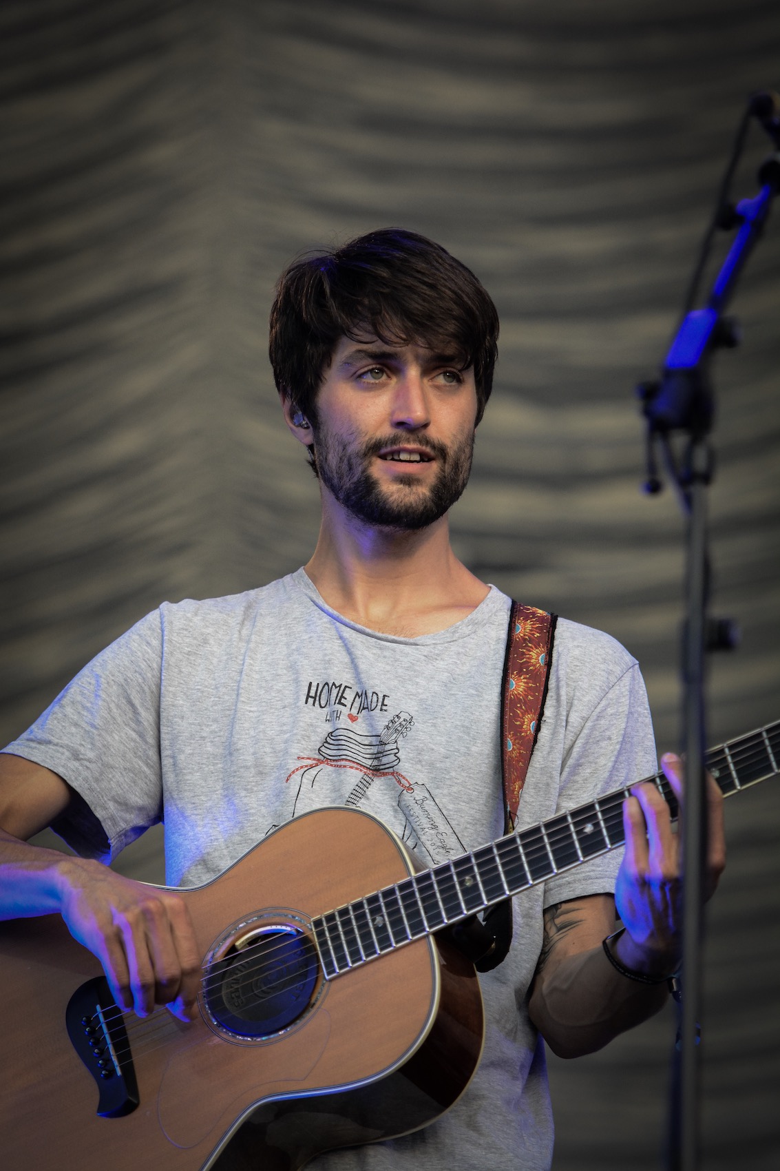 Macht den Anfang beim Namen und spielt Gitarre: Christopher Annen. 