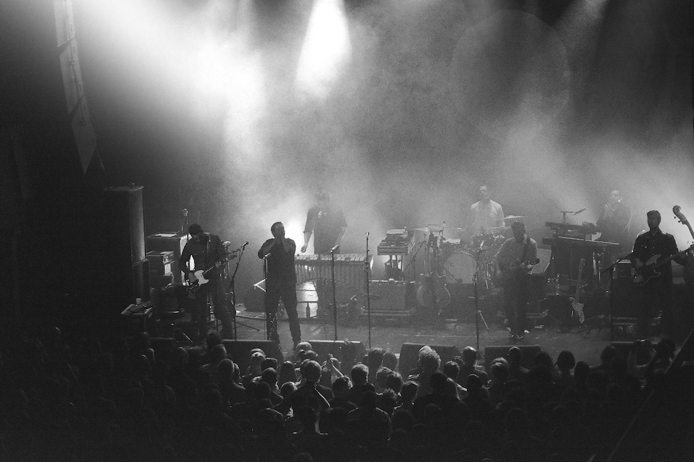 Calexico auf der Bühne. 