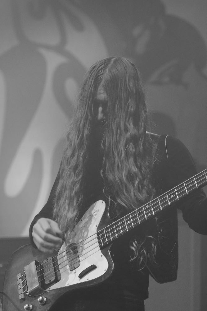 Bassist Zack Anderson legte kühl seine Lines. 