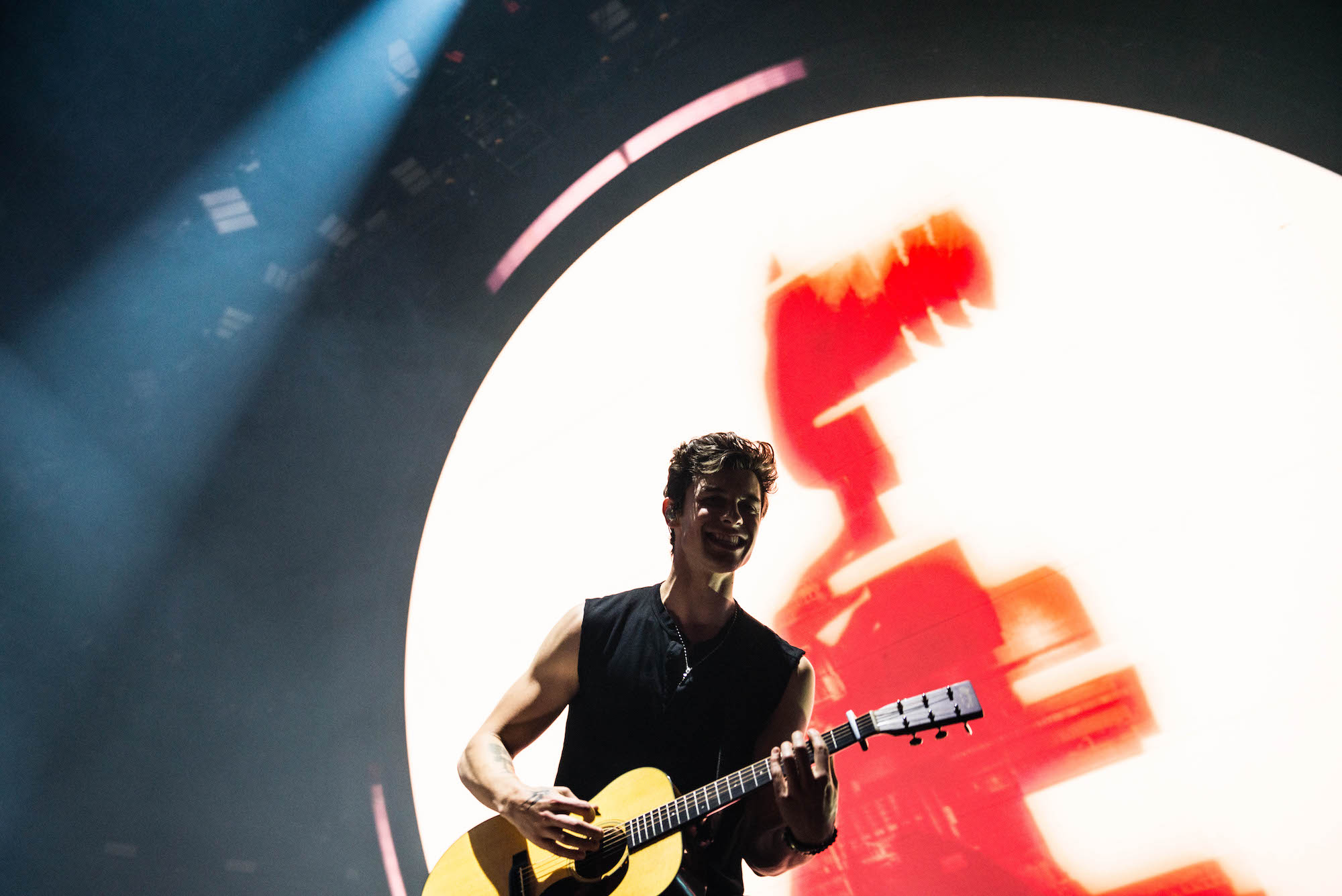 Shawn Mendes mit Gitarre. 