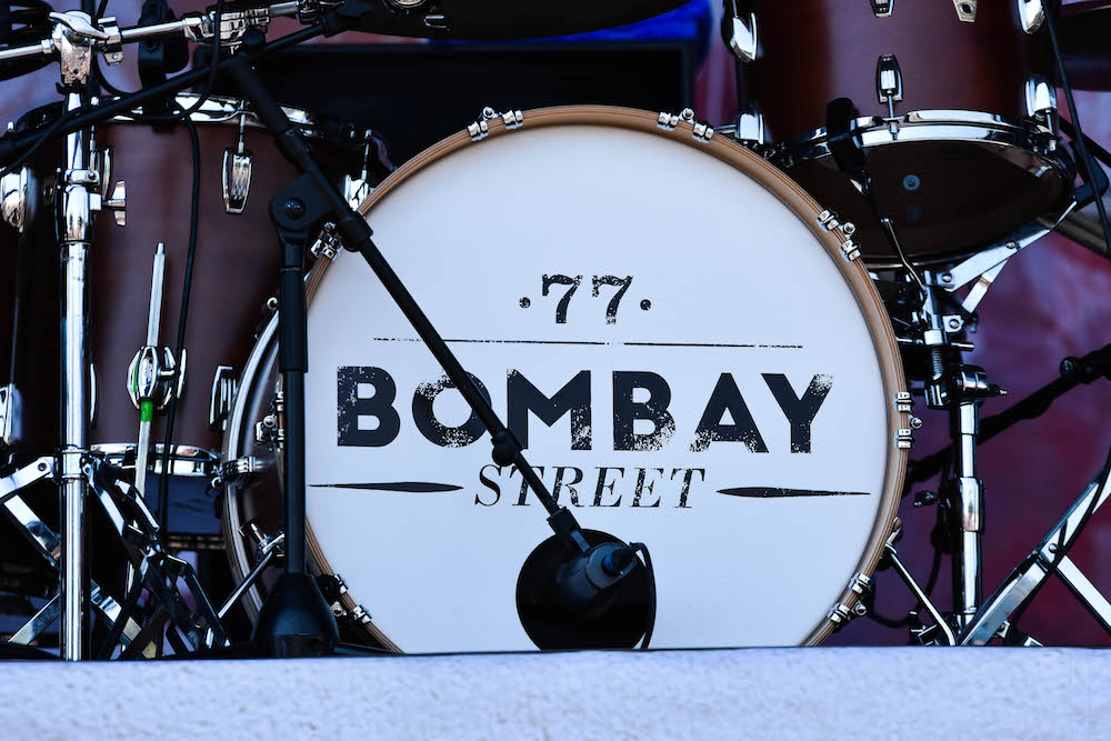 Alte Bekannte sorgen für einen Volksauflauf: 77 Bombay Street. 