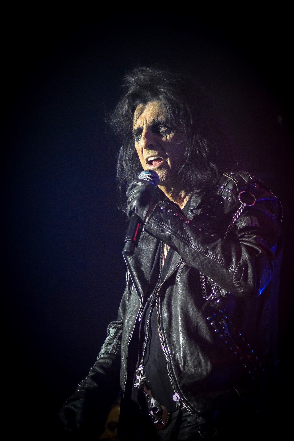 Alice Cooper weiss, was die Leute hören wollen: seine Klassiker. 