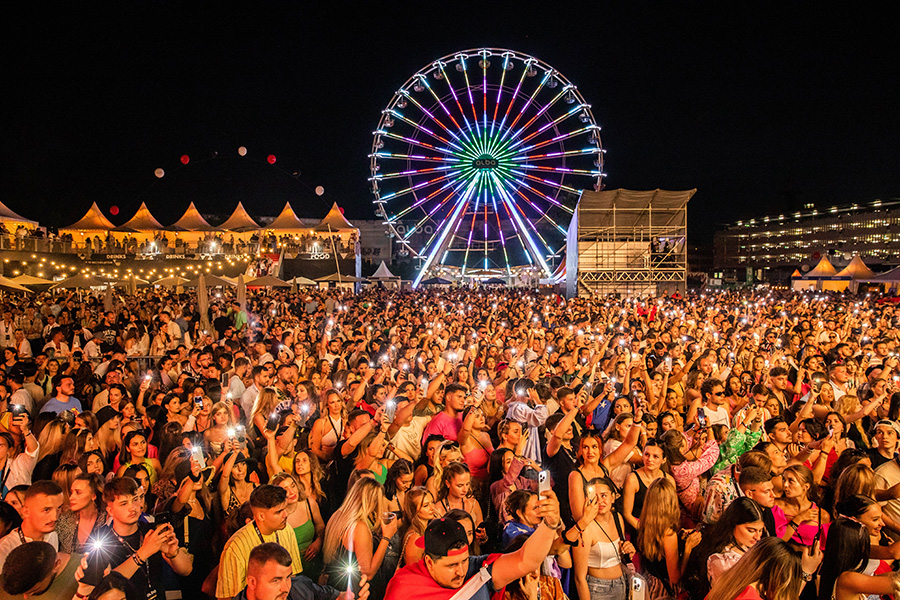 Menschen feiern beim Alba Festival bis in die Nacht. 