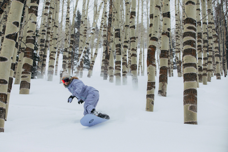 Die Österreicherin Anna Gasser surft zwischen Birken in Utah. (© Jesse Dawson)