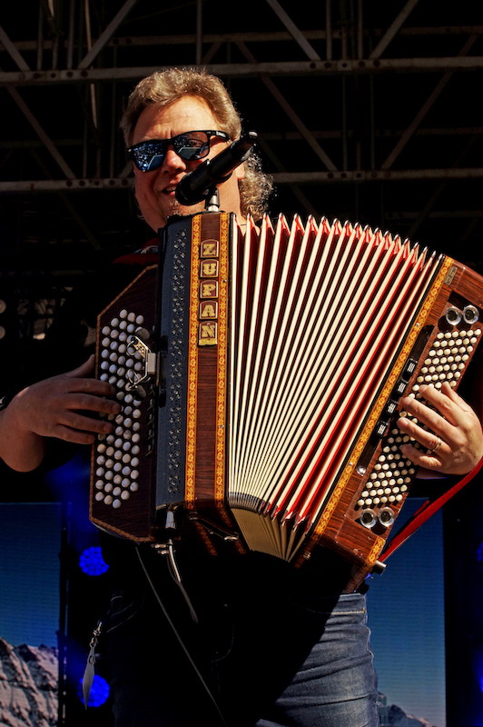 Die Bermudas nutzen ihre Ziehharmonika. 