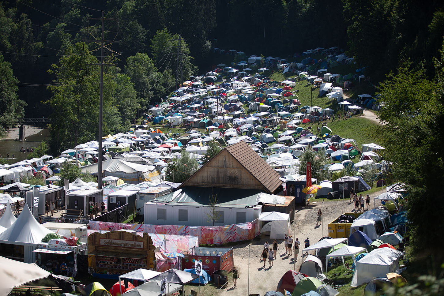 Ein Blick auf den leicht chaotisch wirkenden Campingbereich. 