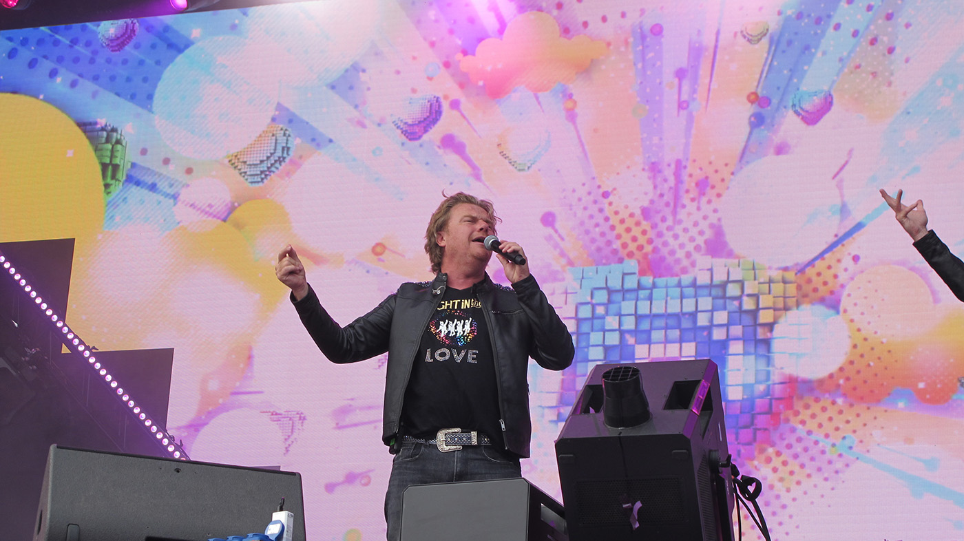 Bastiaan mit Leidenschaft beim Singen.