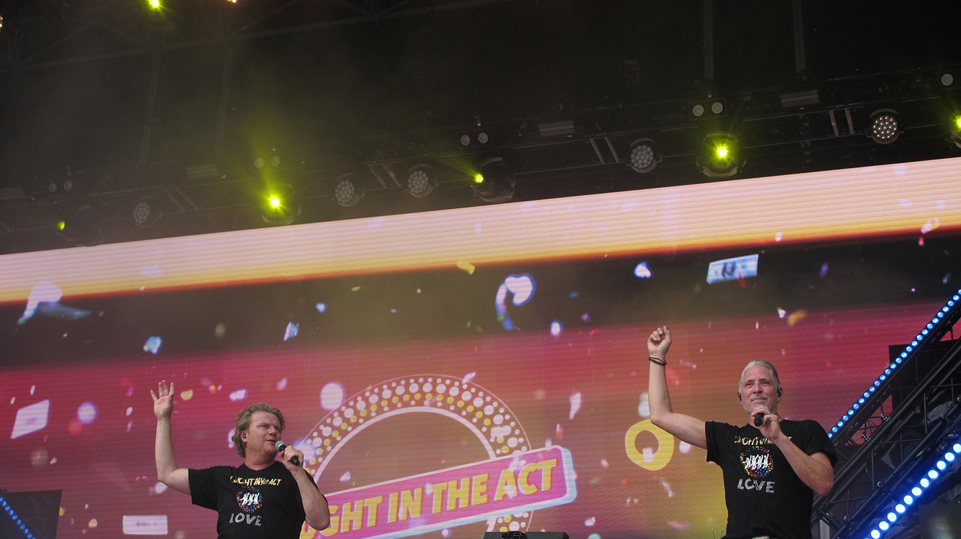 Wechsel waren bei Caught in the Act da, wie die Band uns erzählt hat. 
