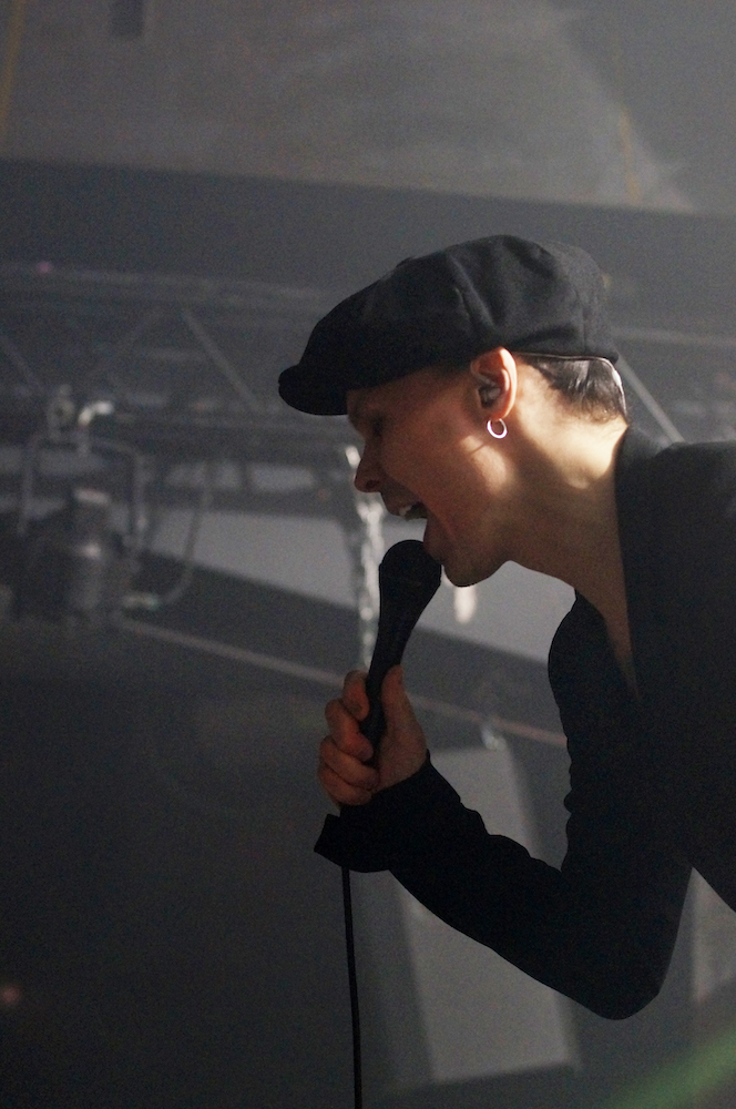 Ville singt aus voller Kehle.