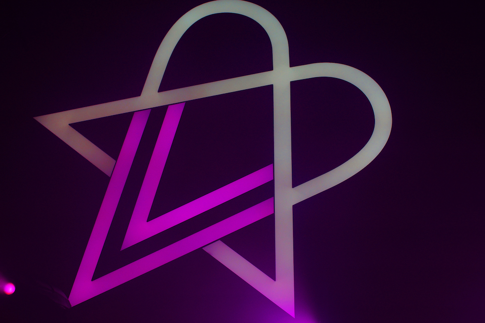 Das Heartagram im Bühnenhintergrund. 