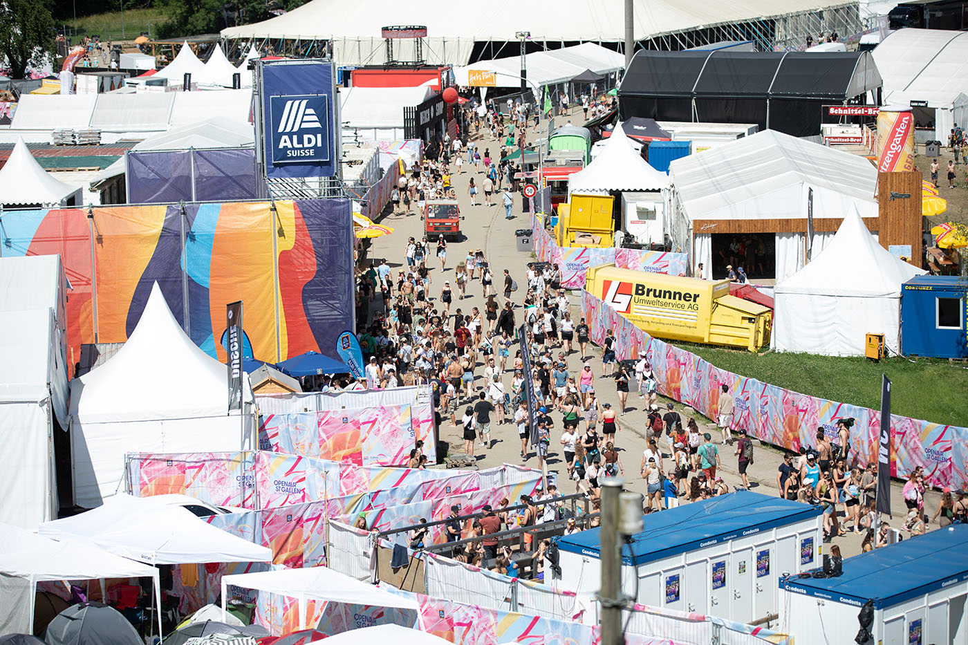 Blick auf das Treiben auf dem Festivalgelände. 
