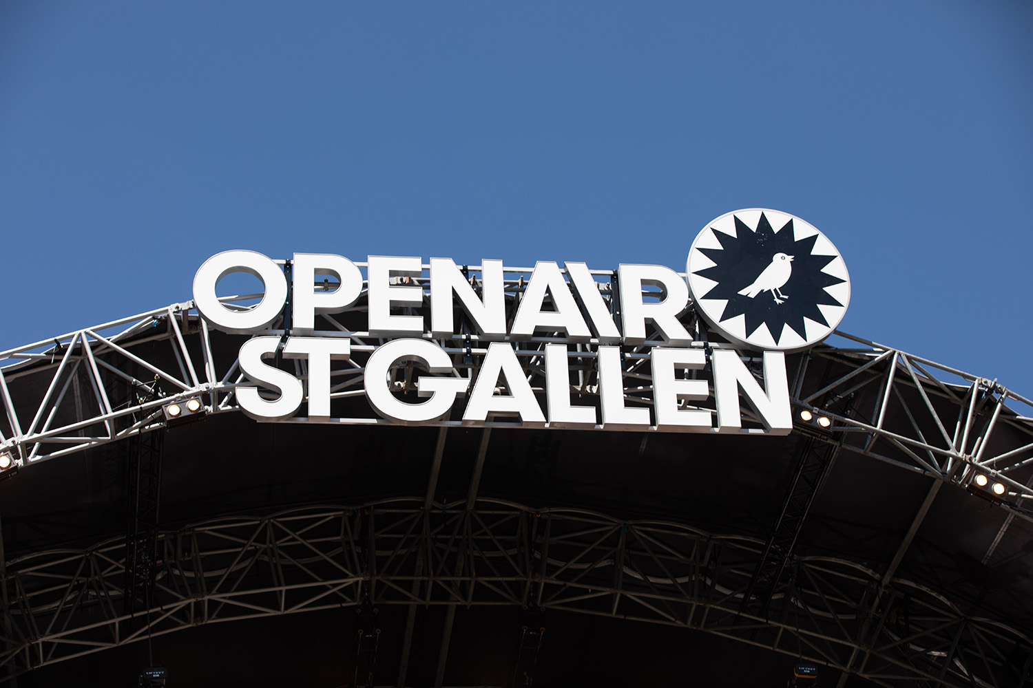 Das Festival-Logo an der Sitterbühne. 