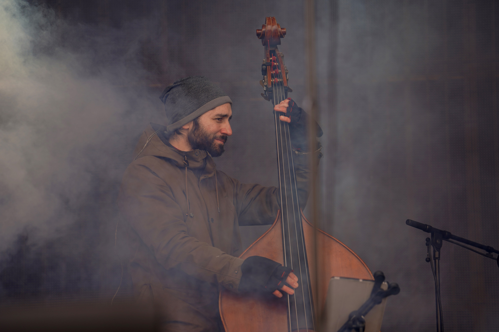 Mit Kappe und Handschuhen im Rhythmusteam bei Heimweh. 