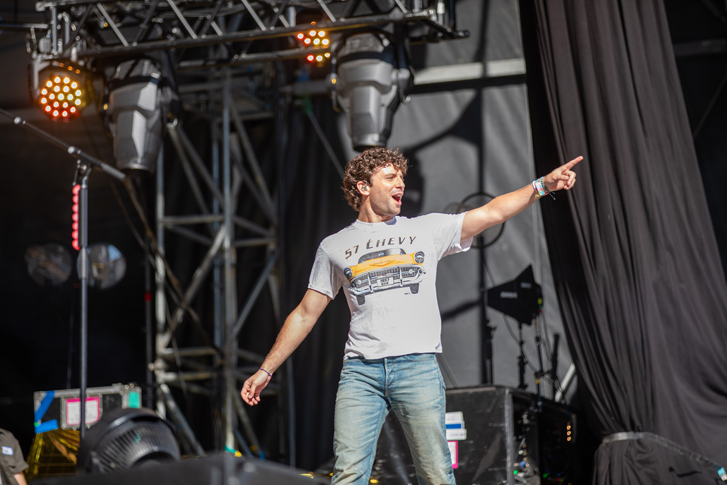 Der US-Songwriter Mark Ambor strahlt mit der Sonne um die Wette. 