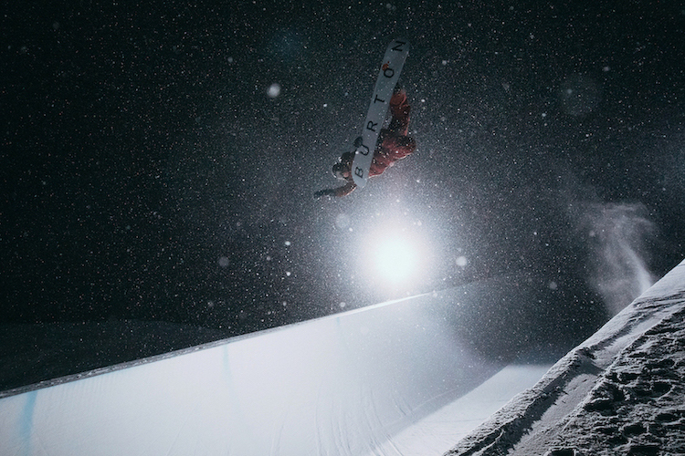 Nächtlicher Snowboardspass No. 2 mit dem Schweizer Christian Haller. (© Gabel Heureux)