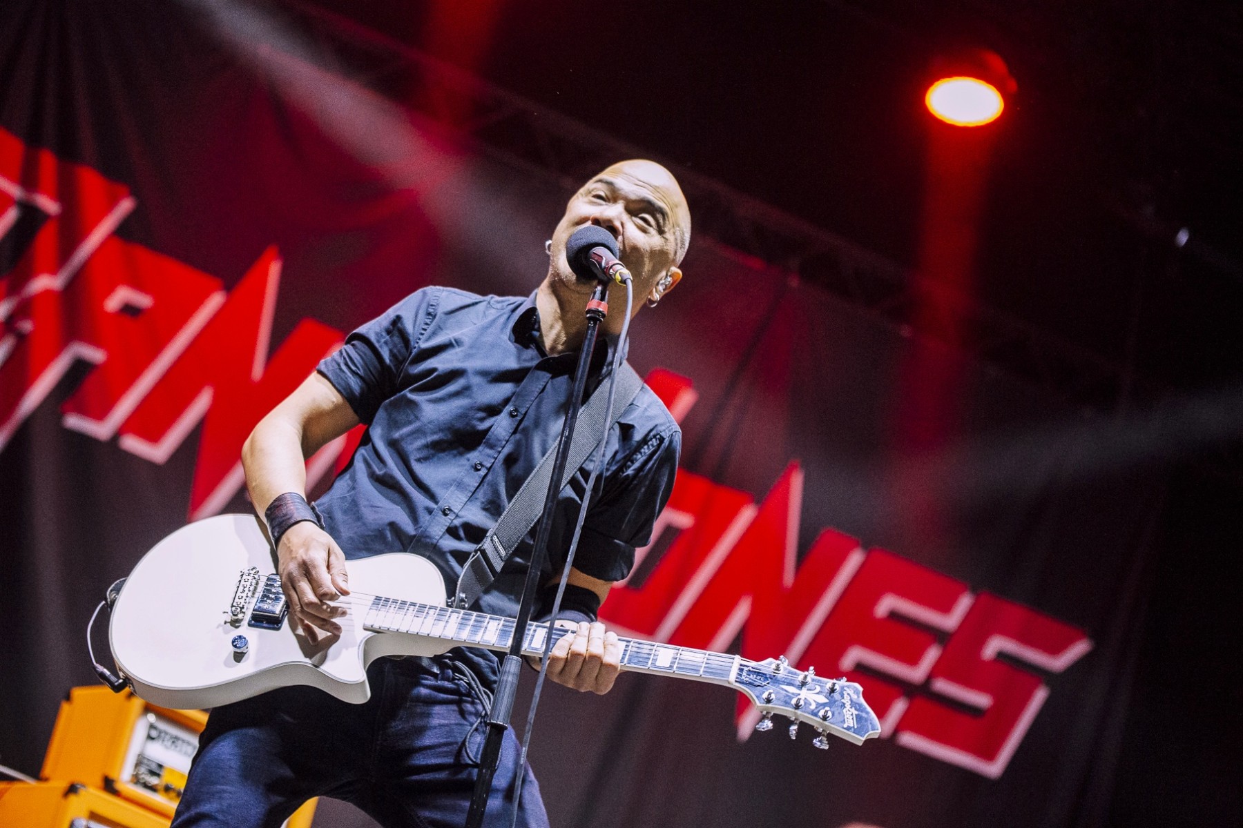 Die Kanadier von Danko Jones leben eine Mischung aus Bluesrock und Heavy Metal. 