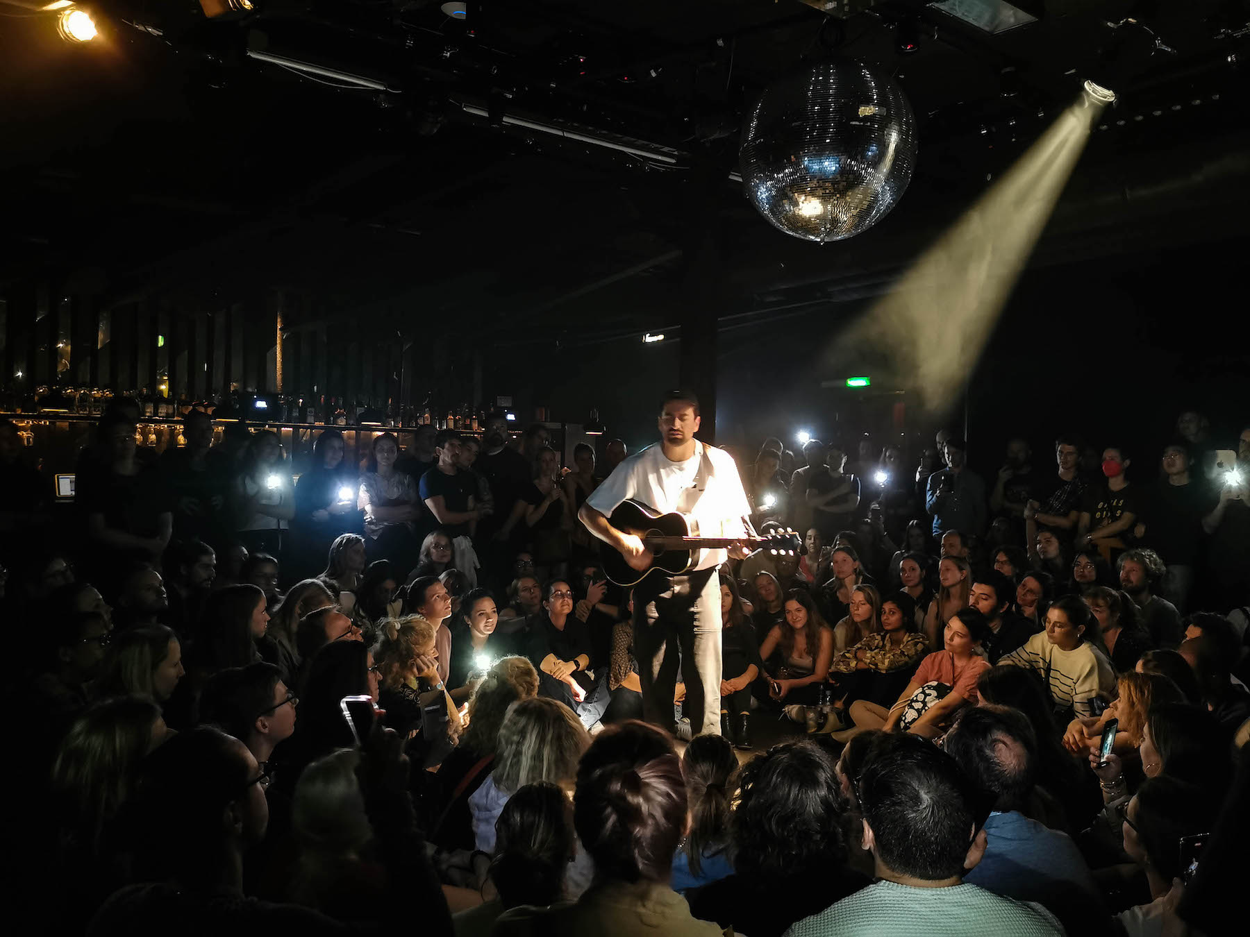 Zu Beginn seiner Karriere hat Dotan in Wohnzimmern gespielt. Im Exil hat er ebenfalls Wohnzimmerstimmung geschaffen. 