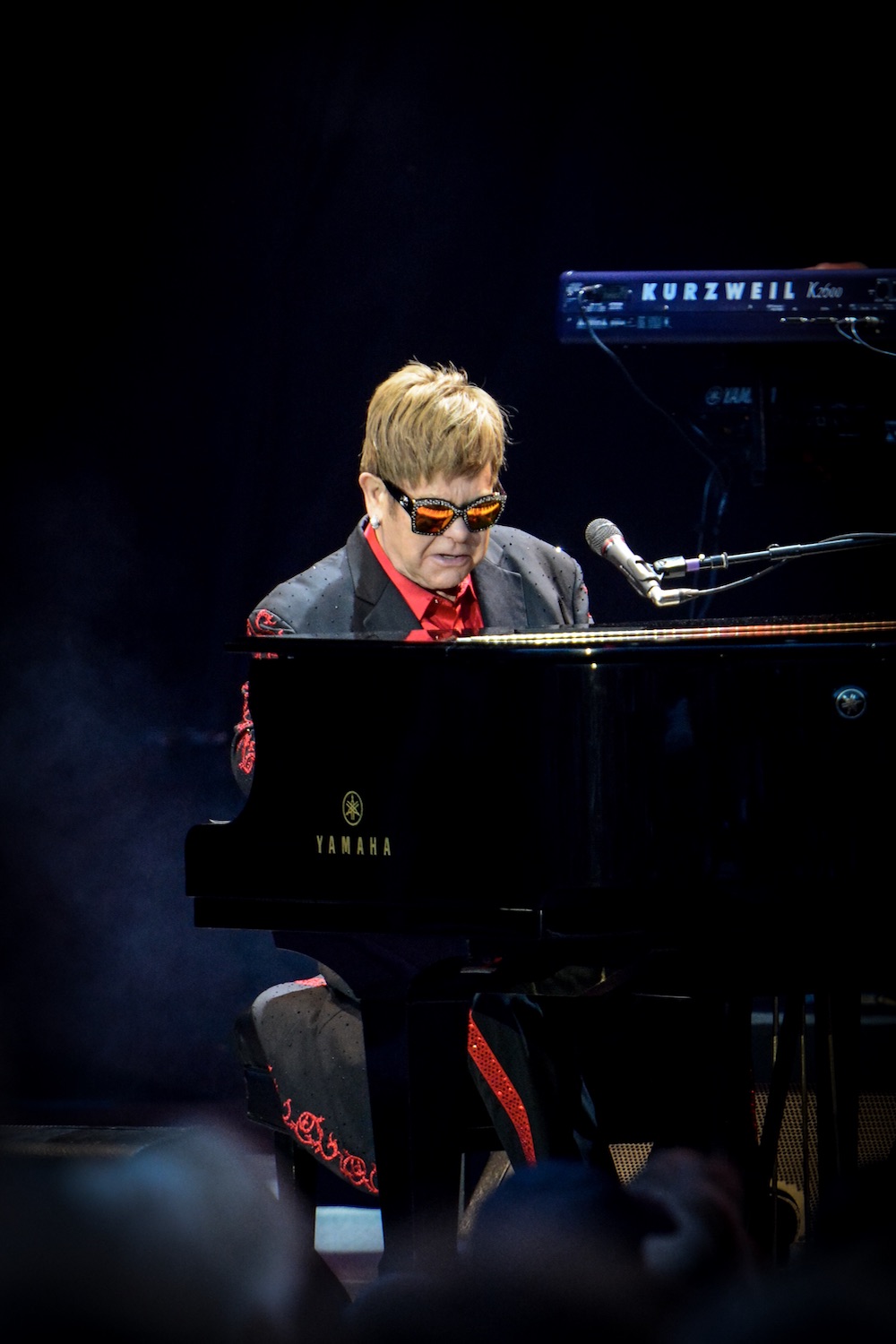 Mit «The Bitch Is Back» eröffnet Elton John selbstironisch das Konzert. 