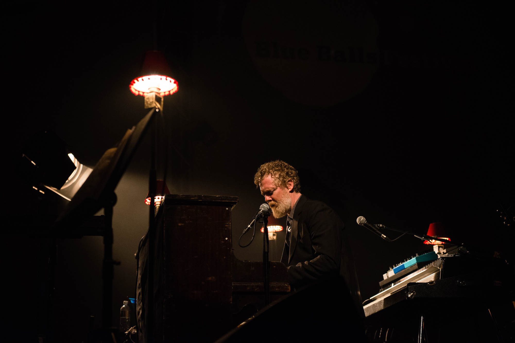 Im Konzertsaal hat Glen Hansard gespielt. 