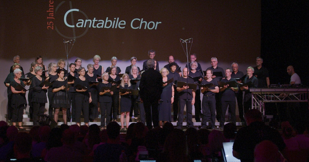 Der Cantabile Chor mit Boran Ece. 