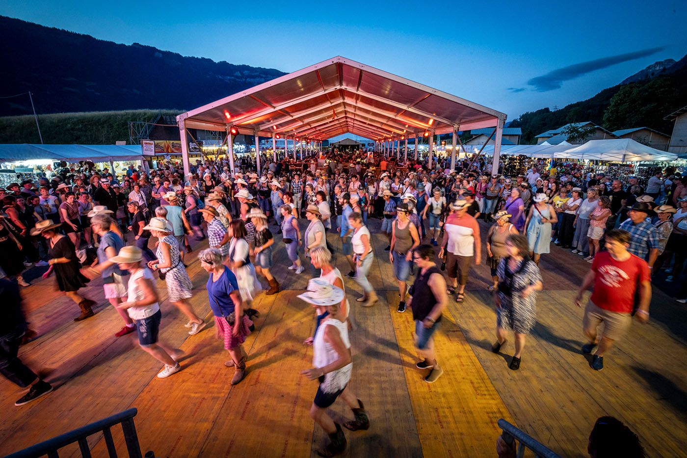 Line Dance in der Abendstimmung. 