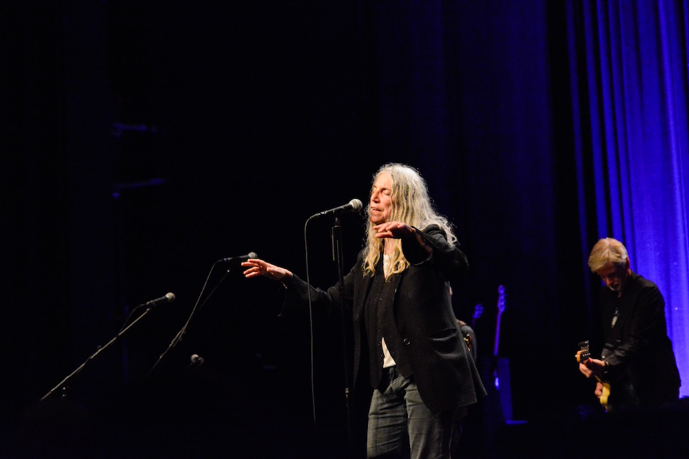 Patti Smith liebt die Bühne offensichtlich sehr. 