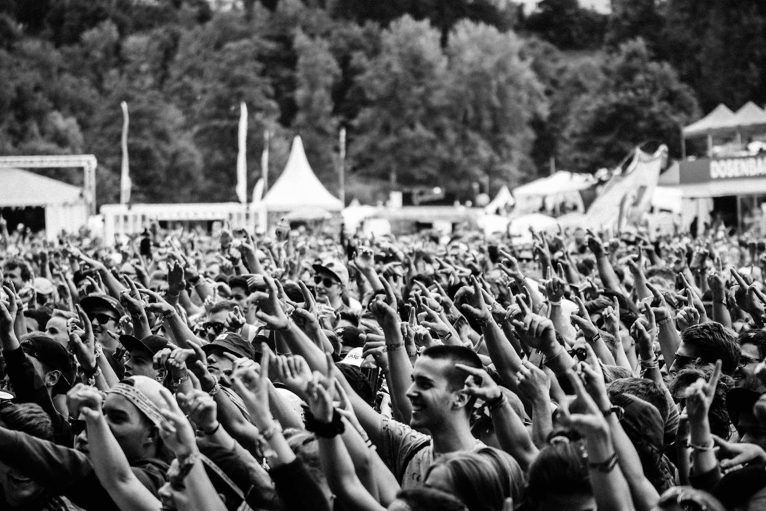 Etwas Regen kann die Festivalgänger nicht stoppen. 