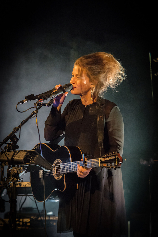 Selah Sue an der Gitarre. 