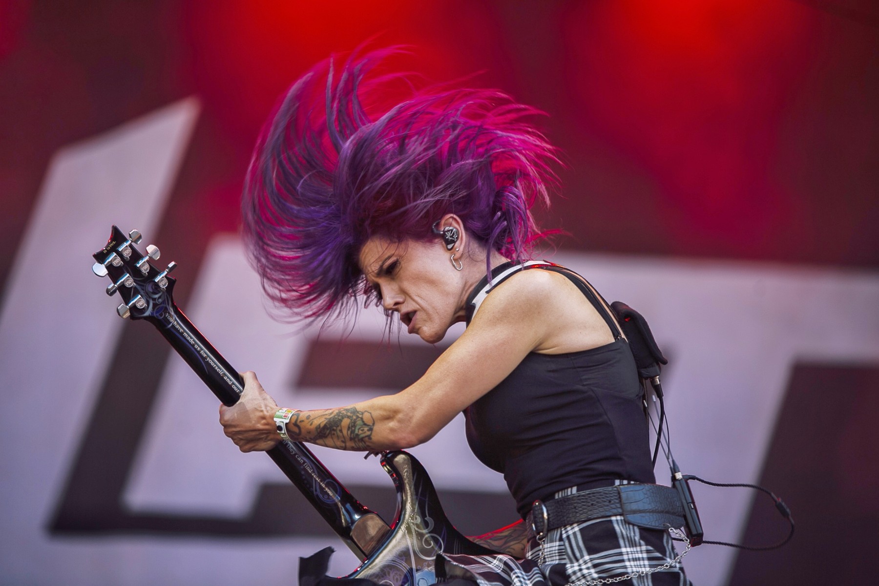 Bei Skillet ist die wilde, oft farbige Mähne von Korey Cooper ein Markenzeichen. 