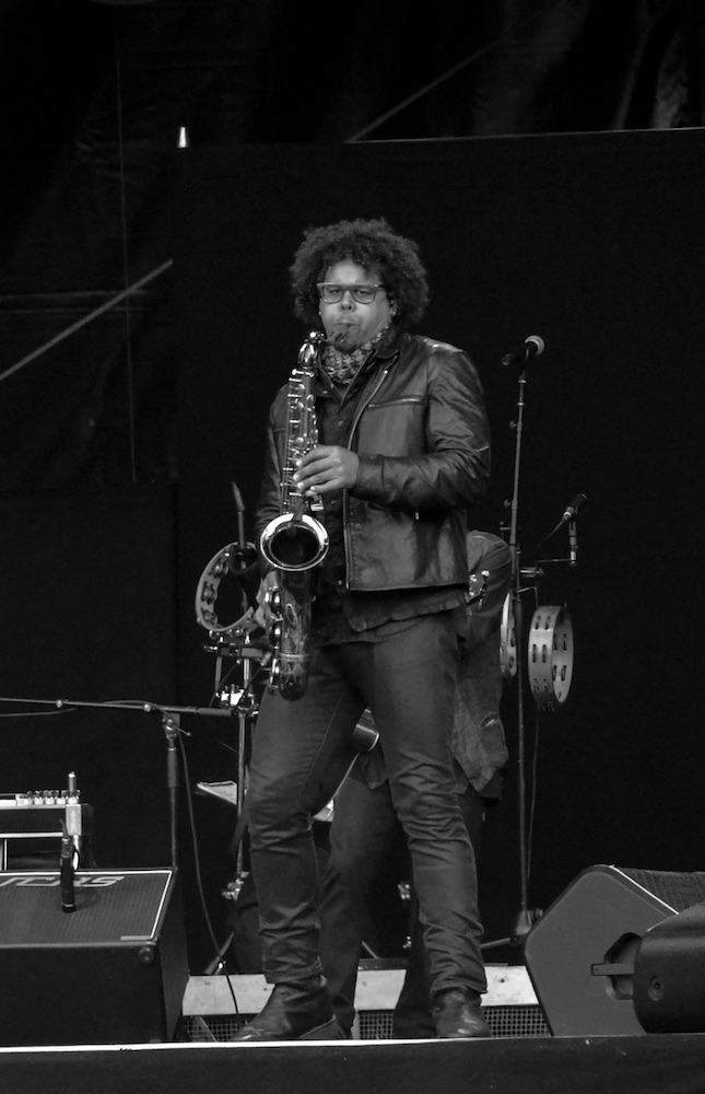 Aber nicht alleine. Die Musiker, wie hier Jake Clemons, legen das Fundament. 