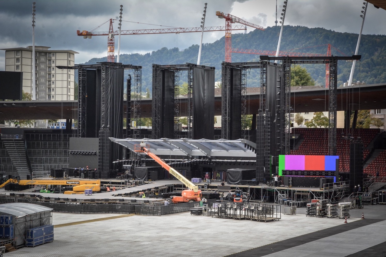 Die rohe Bühne der «NoFilter»-Tour wird in wenigen Stunden bereit sein. 